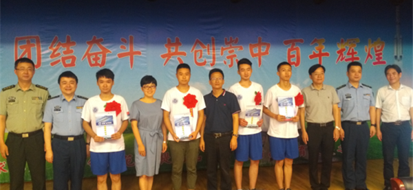 空军招飞局飞行员录取通知书发放仪式在崇庆中学举行