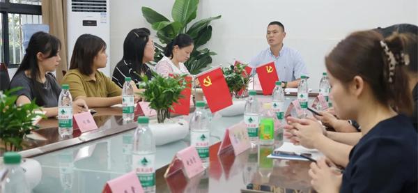 一纸聘书承责任！成都铁中红旗校区家校以“亲清”协作护成长