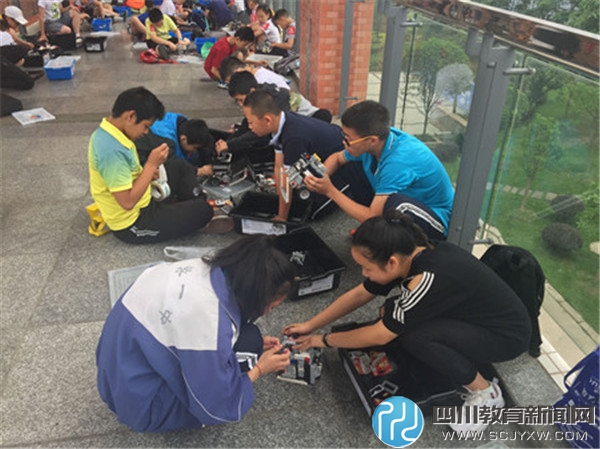 图三：电脑机器人比赛现场.jpg